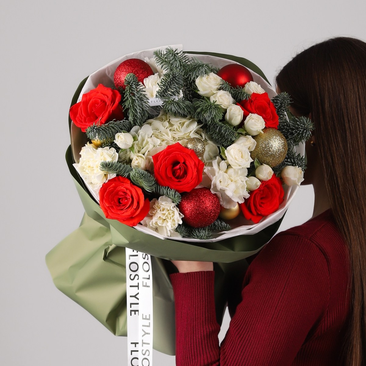 Зимний авторский букет алые розы и нобилис